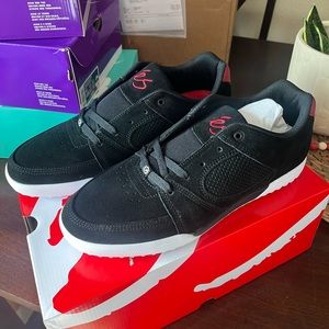 NWT- ES accel slim Quattro - mens size 12 - black & red